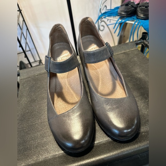 Dansko Womens Taupe Closed Toed Heels - Picture 4 of 5